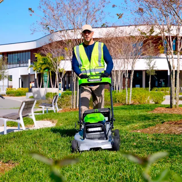 Greenworks LM221S бесщеточная, 82V - аккумуляторная газонокосилка самоходная