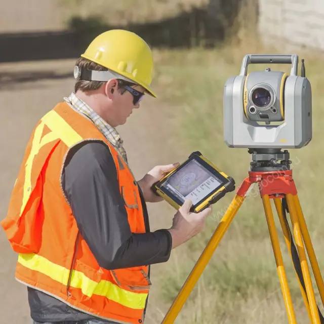 Геодезический полевой контроллер Trimble T10 4G в работе