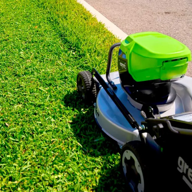 Greenworks LM221S бесщеточная, 82V - аккумуляторная газонокосилка самоходная