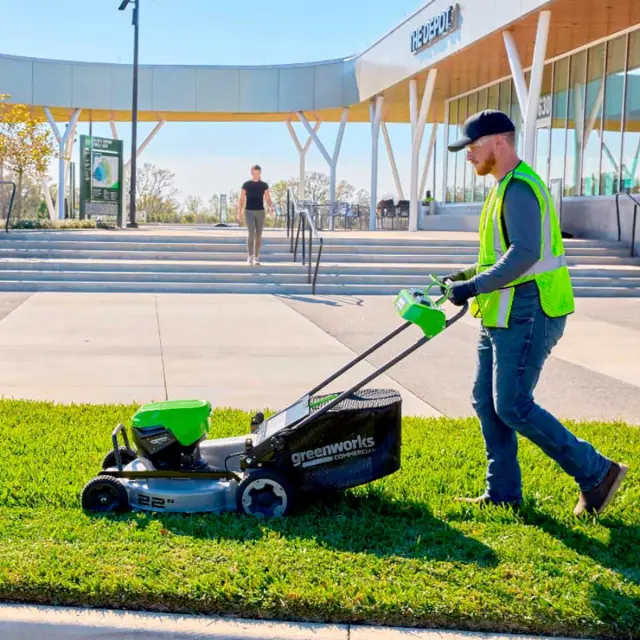 Greenworks LM221S бесщеточная, 82V - аккумуляторная газонокосилка самоходная