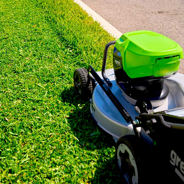 Greenworks LM221S бесщеточная, 82V  - аккумуляторная газонокосилка самоходная
